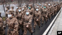 中國武漢市一家醫院的軍事醫療隊隊員。 （2020年1月26日）