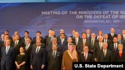 美国国务卿蒂勒森与参加全球反伊斯兰国联盟部长级会议代表合影， 最后一排右2为高硕泰(美国国务院官网图片)