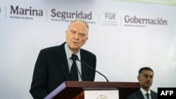 墨西哥總檢察長亞歷杭德羅·赫爾茨針對將販毒集團成員大規模移交給美國召開記者會上表示，並稱此舉界定了墨西哥和美國之間政治穩定的決定因素。(法新社：2025年2月28日)