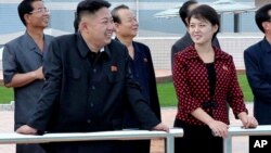 北韓新領導人金正恩近日公開其私人生活﹐7月26日與妻子李雪主一道露面
