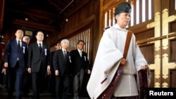 靖国神社人员带领日本议员参拜该国的战争亡灵，其中包括经审判而被定罪的战犯。（2018年8月15日）