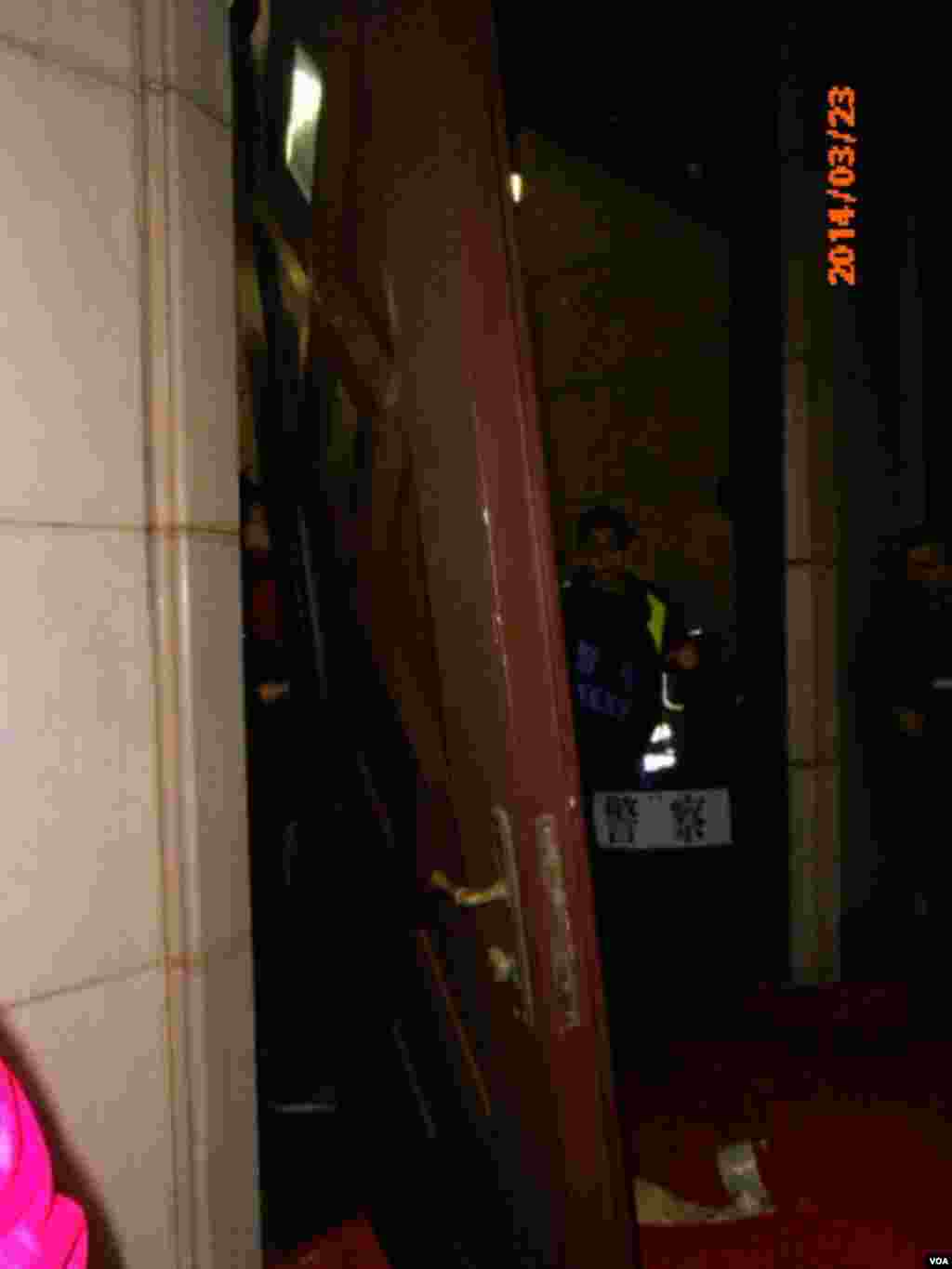 台灣行政院兩扇正門受損位移 (美國之音申華拍攝)