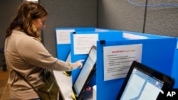 2018年三月，美国乔治亚州一选民在投票站。