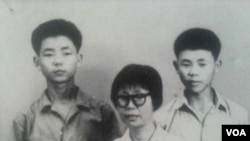 熊焱早年和母親、兄長合照(熊焱提供)