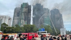 香港新界大埔区住宅宏福苑发生严重火灾，浓烟从被火烧的建筑物中升起。(2025年11月27日)