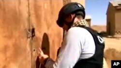 官方的叙利亚阿拉伯通讯社10月24日公布的照片显示一名化学武器专家在叙境内一处没有说明的地点工作。