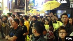 數以千計港人連續第四晚在旺角聚集爭真普選(美國之音海彥拍攝)