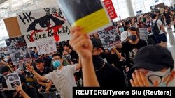 8月12日在香港機場的反中抗議人士。