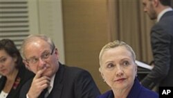 美國國務卿克林頓星期二在日內瓦會見幾名逃亡國外的敘利亞反對派成員