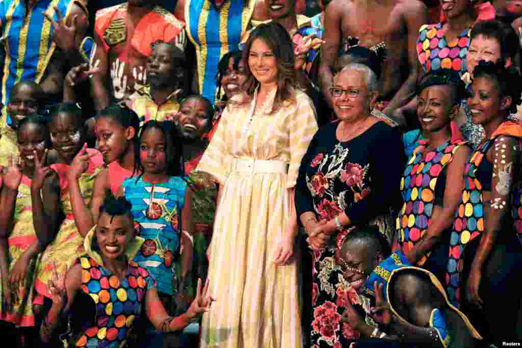 2018年10月5日，肯尼亚内罗毕的国家剧院，美国第一夫人梅拉尼娅·特朗普和肯尼亚第一夫人玛格丽特·肯雅塔同演员合影留念。