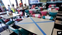 美國田納西州一餐館社交距離下營業。