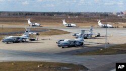 Российские военно-транспортные самолеты с гуманитарной помощью перед взлетом в аэропорту Чкаловский. Архивное фото.