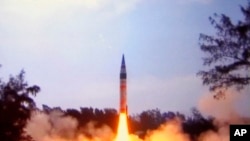 印度国防部公布的烈火-5导弹升空的画面。（2012年4月19日）