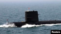 一艘在黄海参加中俄联合军演并接受检阅的中国潜艇。（资料照）