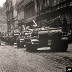 布拉格街頭的蘇軍坦克