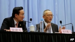 世界卫生组织主管卫生安全和环境事务高级官员福田敬二2013年4月22日在上海举行的新闻记者会上回答问题