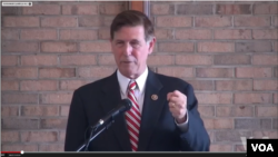 民主黨國會眾議員貝耶在首都華盛頓附近的維吉尼亞的移民權利團體集會上發言資料照 （VOA視頻截圖）