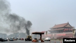 10月28日北京天安门广场城楼前，一辆旅游越野车撞车起火事件