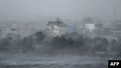 ຄວາມແຮງຂອງລົມ ໄດ້ພັດເອົານໍ້າເຂົ້າສູ່ບໍລິເວນຊາຍຝັ່ງຂອງທະເລສາບ ພວງ ລູ (Phuong Luu) ໃນຂະນະທີ່ພາຍຸໄຕ້ຝຸ່ນຢາກິ ພັດຖະຫຼົ່ມເຂົ້າເມືອງ ຮາຍຟອງ, ຫວຽດນາມ, ວັນທີ 7 ກັນຍາ 2024. ພາຍຸຢາກິ ເຮັດໃຫ້ຕົ້ນໄມ້ຫຼາຍພັນຕົ້ນໂຄ່ນລົ້ມ ພ້ອມທັງພັດເອົາກໍາປັ່ນ ແລະເຮືອຫຼາຍລໍາອອກສູ່ທະເລ ໃນຂະນະທີ່ມັນພັດຂຶ້ນຝັ່ງ.