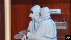 2017年4月5日，世衛組織專家在土耳其阿達納一家醫院參加因化武襲擊喪生的敘利亞人的屍體解剖。