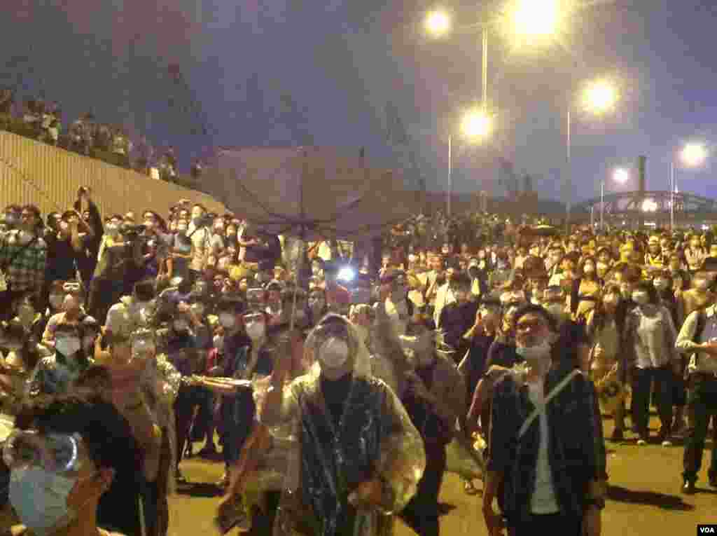 10月14日晚数以百计的香港示威群众和警察对峙，警方驱之不散 (美国之音海彦 拍摄)