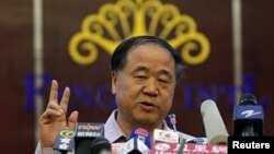 中国作家莫言10月12日在他的家乡山东高密举行的记者会上