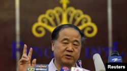 中国作家莫言10月12日在他的家乡山东高密举行的一个记者会上