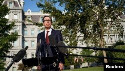 美國財政部長姆努欽在白宮北草坪接受財經電視頻道CNBC採訪後回答記者問題。（2019年9月12日）