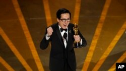 關繼威憑著《奇異女俠玩救宇宙》獲得奧斯卡最最男配角。