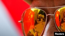 2021年10月1日，秦共港人太陽鏡映出中華人民共和國旗幟。（Reuters-路透社圖片）