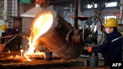 2024年12月10日，中國山東濱州一家生產內銷與出口汽車零件的工廠工人正在澆注鋼水。