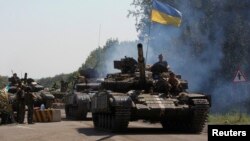乌克兰军队坦克进入乌克兰东部检查站