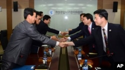 南北韓代表在開城工業園區管理委員會會議上握手 （資料圖片）