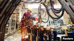 中国山东潍坊的江淮汽车制造厂的工人在生产线上。（2020年2月28日）