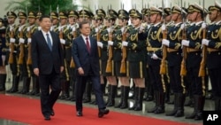 中國國家主席習近平和來訪的南韓總統文在寅檢閱儀仗隊(2017年12月14日)
