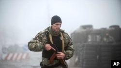 烏克蘭東部亞速海南岸的伯德揚斯克，一名烏克蘭警察在檢查站附近巡邏。週一，烏克蘭議會通過了總統提出的一項30天戒嚴令的動議。 （2018年11月27日）