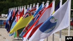 资料照：参加在瑙鲁亚伦举行的太平洋岛国论坛成员国的国旗（法新社2018年9月5日）