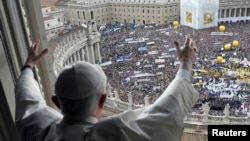 教宗本笃祝福聚集在圣彼得广场上的信众