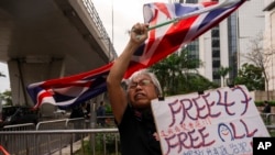 香港有史以来最大规模的国家安全案件审判2023年11月29日开始结案陈词。法庭外一名抗议者要求法庭释放所有“政治犯”。（美联社）