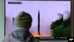 南韓民眾正在觀看電視播放的北韓發射導彈的。