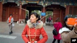 遊人在北京大學入口拍照留念（2014年11月20日資料照）