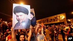 什叶派神职人员萨德尔的支持者在街头庆祝选举领先