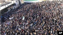 敘利亞反對總統阿薩德的示威者星期五在阿德了勒比舉行集會