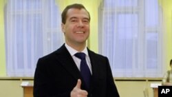 俄羅斯總統梅德韋傑夫星期天在莫斯科投票