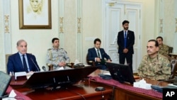 2024年3月27日，在一宗針對中國公民的自殺式爆炸事件後，巴基斯坦總理夏巴茲·謝里夫(左)在於一場國安高級別會議上發表講話。 (由巴基斯坦總理辦公室提供)