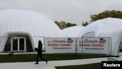 反對川普總統氣候政策的美國團體在第23屆聯合國氣候變化大會於德國波恩召開之際搭起的帳篷 (2017年11月9日)