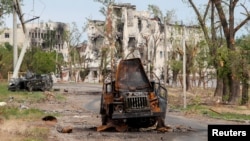 烏克蘭盧甘斯克州魯比日內鎮街頭的軍車殘骸。(2022年6月1日)