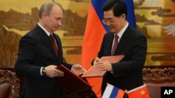 俄中兩國領導人普京與胡錦濤的友好互動(資料照片)