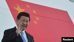 习近平主席在2013年9月4日，20国峰会举行前一天在俄罗斯的圣彼得堡走下阶梯。