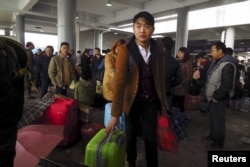 資料照片：廣東東莞火車站內要回家過春節的農民工。（2016年2月1日）